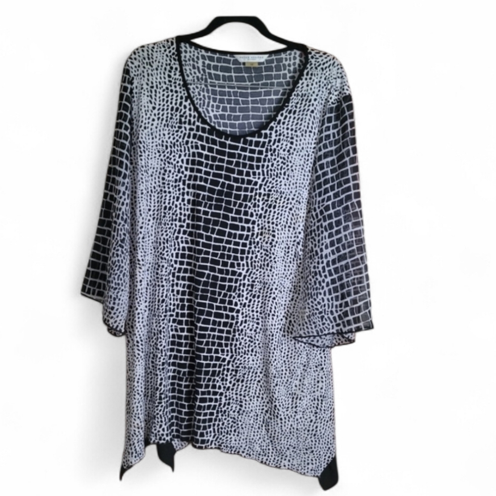 Chic Black and White Patterned top